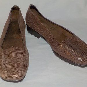 ***SSS***HAD TOO LONG GOTTA GO Aerosoles flats sz 5.5 M brown leather upper NWOB